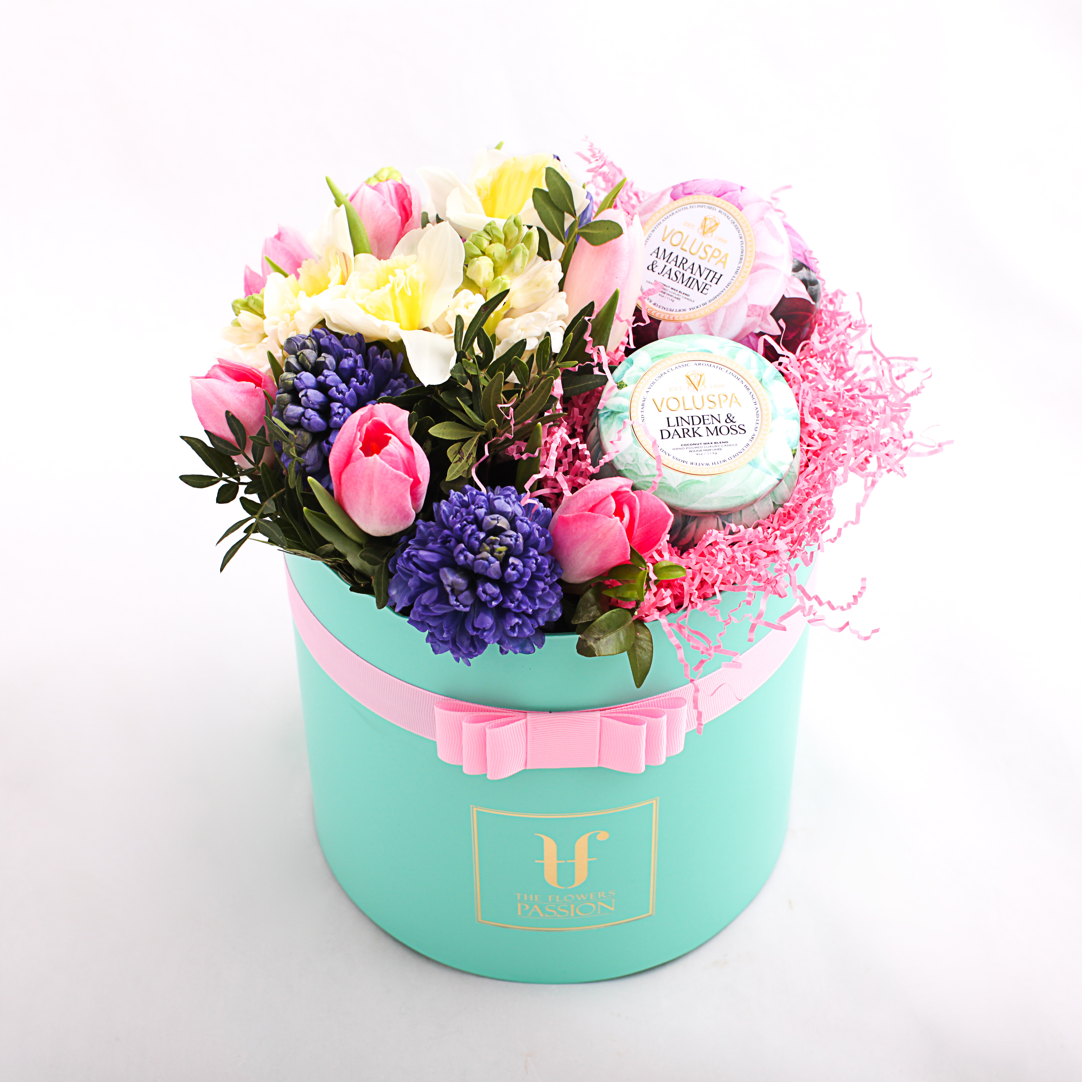 Цветы в шляпной коробке гиацинт
